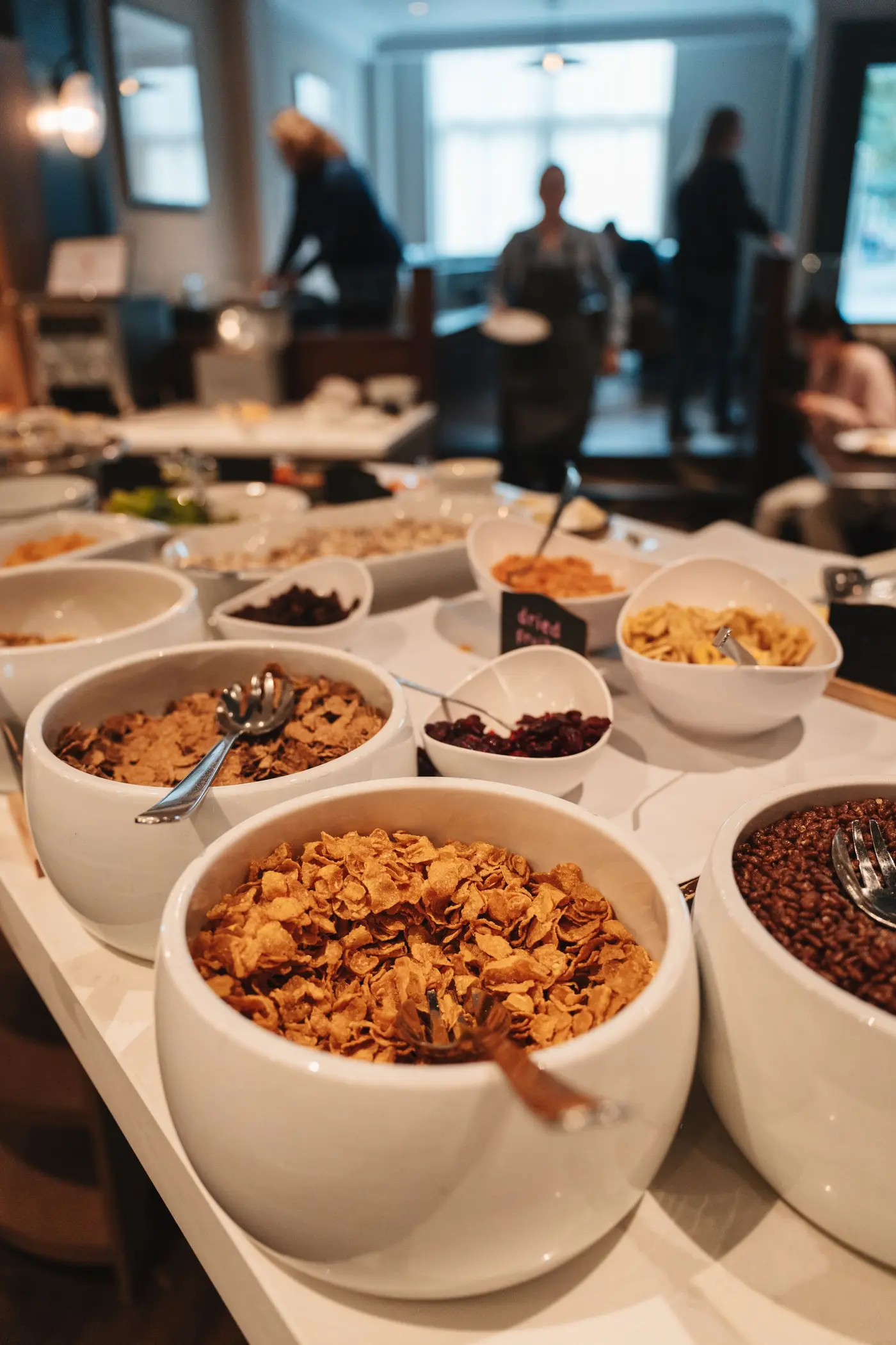 Buffet petit-déjeuner d’hôtel illustrant des achats horeca récurrents