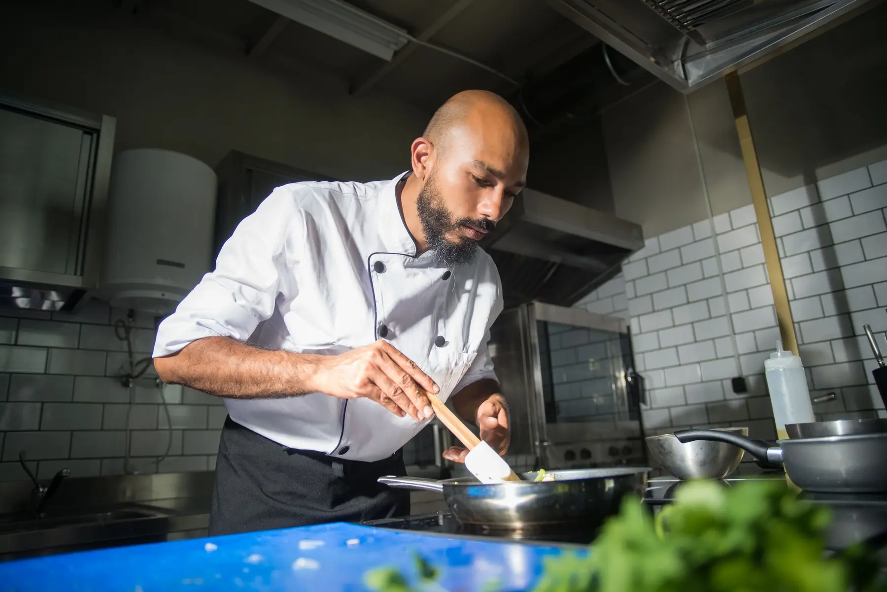 Chef au travail dans une cuisine professionnelle de restaurant