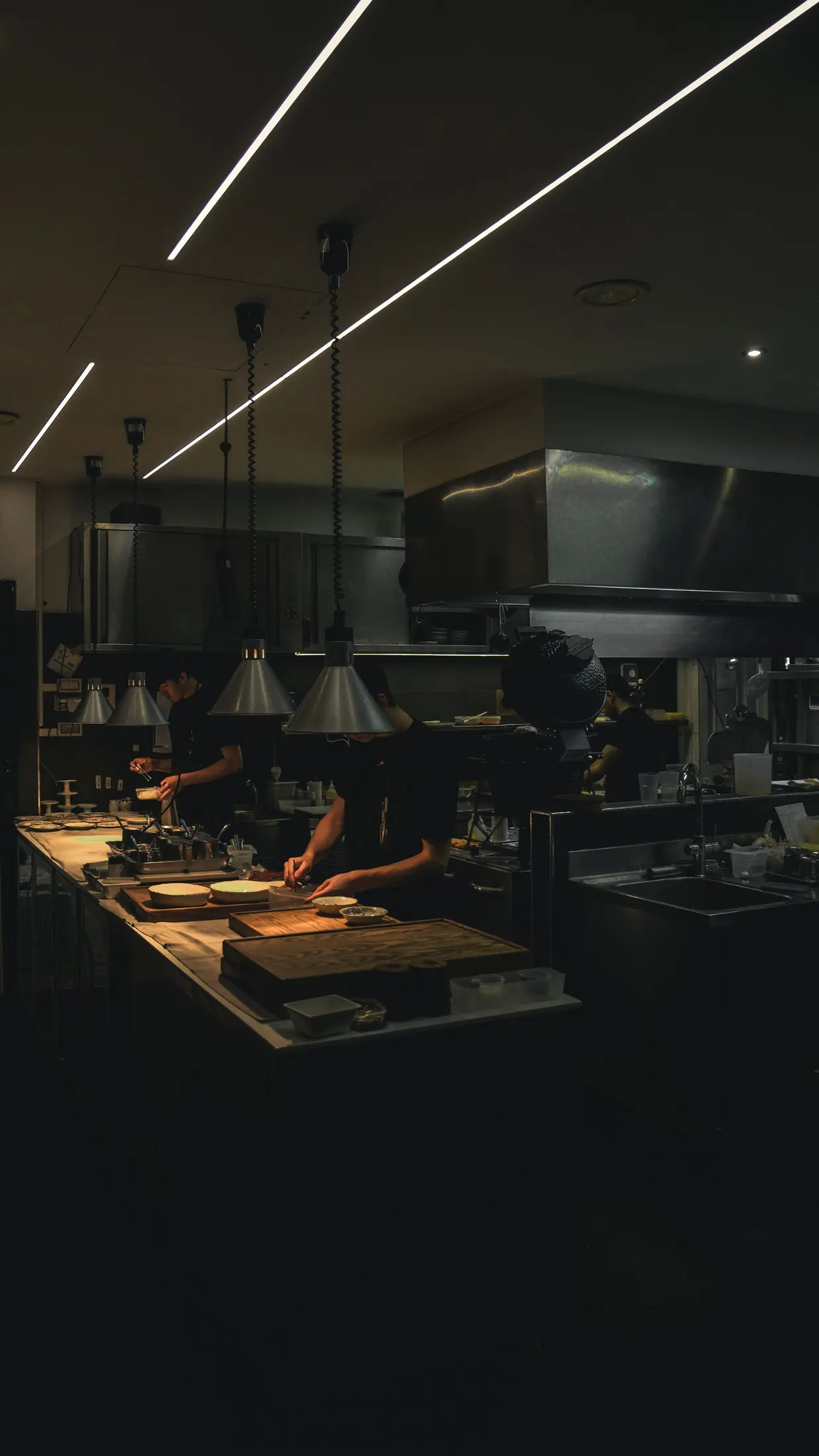 Professionnel de l’horeca contrôlant une livraison dans son établissement
