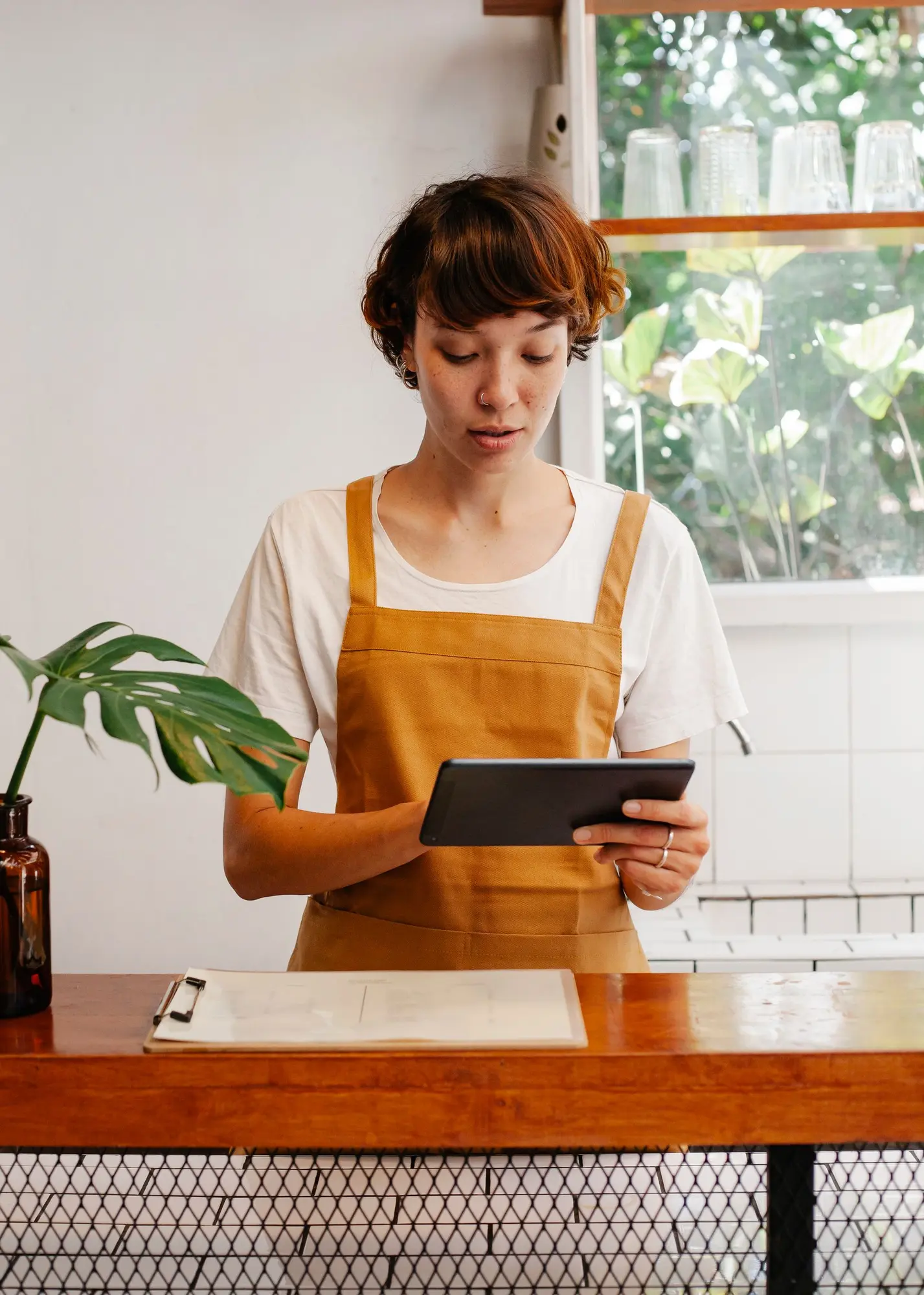 Exploitant de restaurant évaluant les besoins d’achat quotidiens de son établissement
