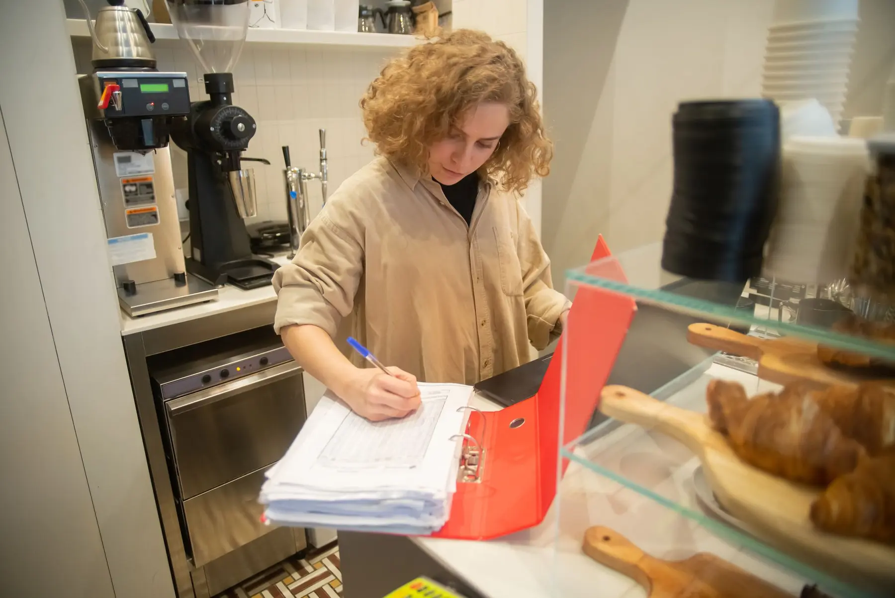 Exploitant de restaurant évaluant les besoins d’achat quotidiens de son établissement