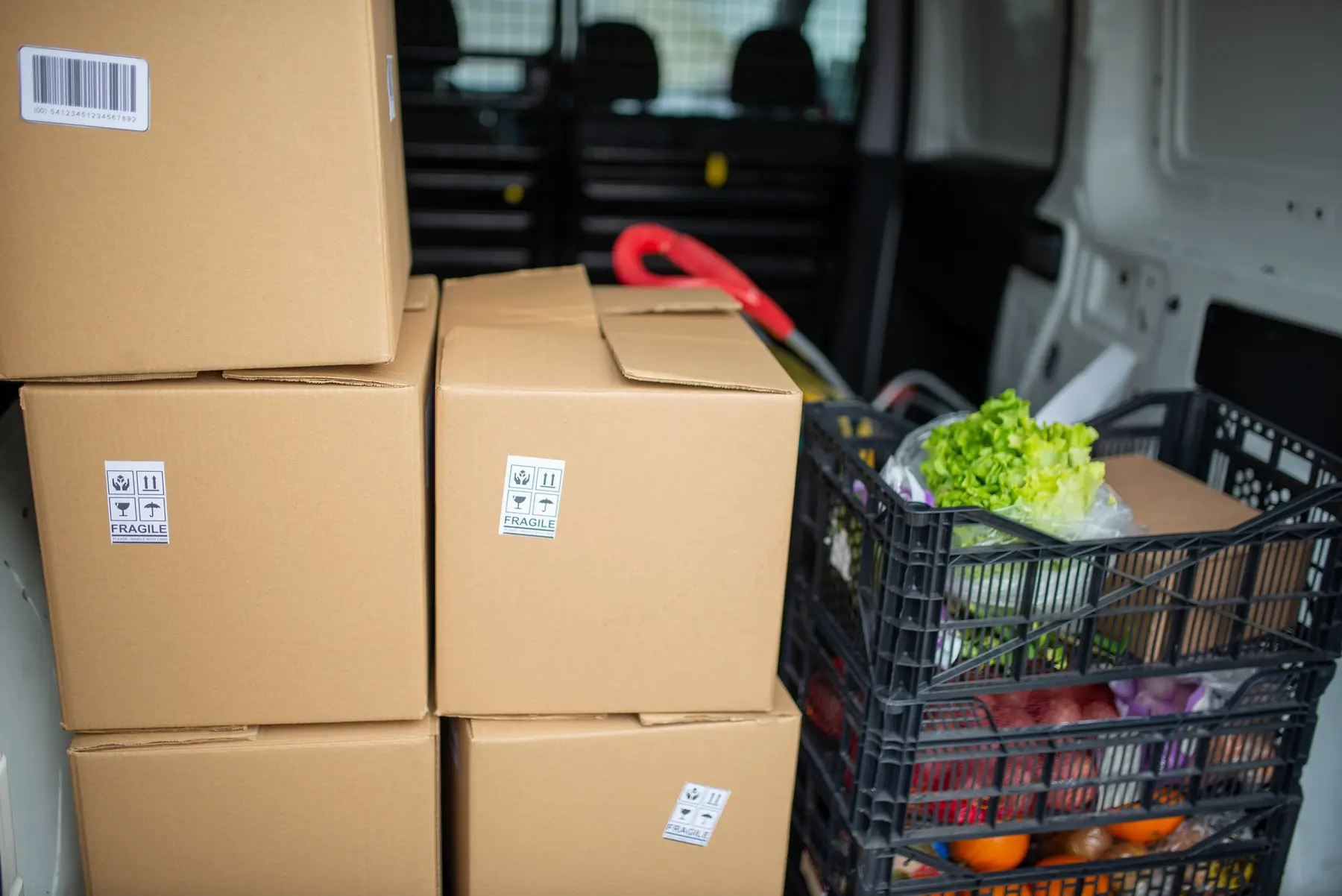 Cartons et caisses de produits frais prêts à être livrés à un établissement horeca
